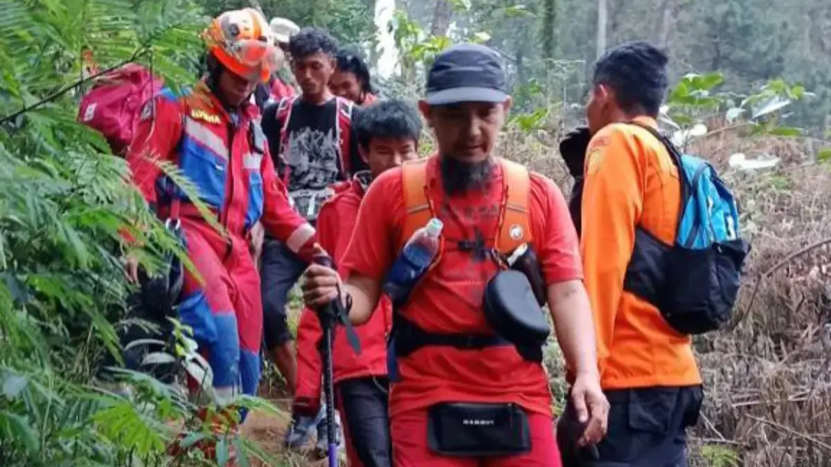 Dua pendaki remaja berusia 15 tahun berhasil dievakuasi dalam keadaan selamat setelah terjatuh dari tebing Pun