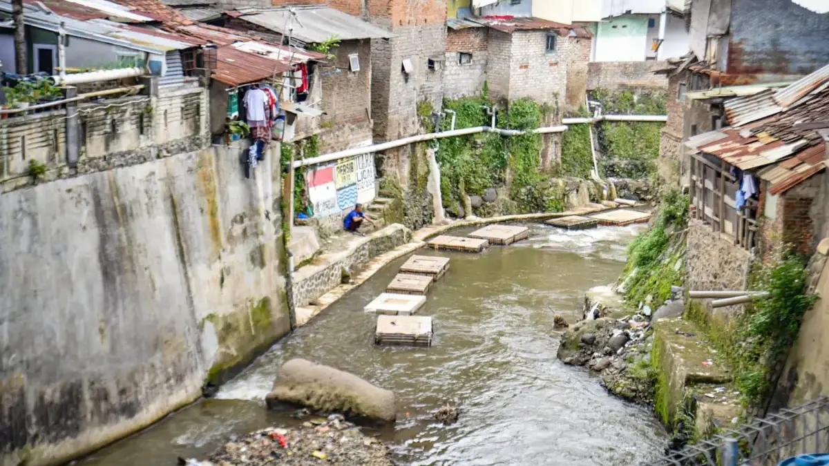 DLH Bandung Temukan Pencemaran Berat di Sungai, Jejak Limbah Tinja Jadi Sorotan