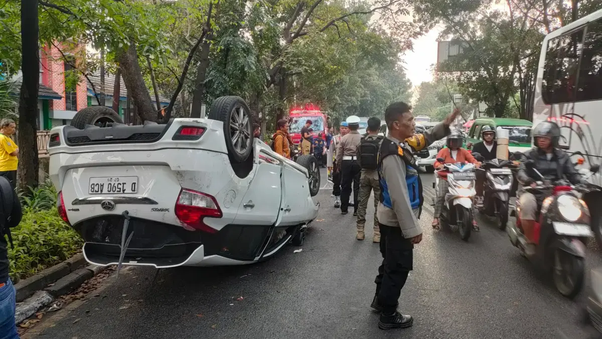 Sebuah Mobil Jenis Yaris Terbalik di Rajawali Barat