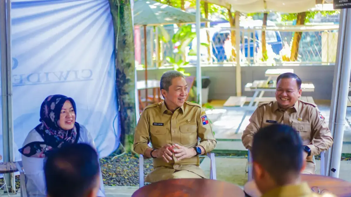 Tinjau Situgede, Dedie Rachim Apresiasi Seorang Pemuda atas Aksinya dalam Menjaga Lingkungan