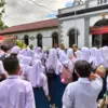 Walking Tour Gantikan Studi Tour, Cara SMPN 8 Cimahi Kenalkan Sejarah dan Kearifan Lokal pada Siswa