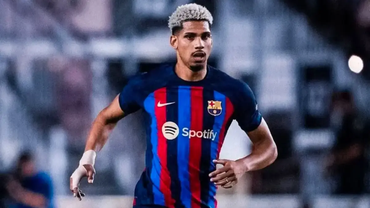 Tegas! Hansi Flick Pastikan Ronald Araujo Tak Akan Tinggalkan Barcelona Tegas! Hansi Flick Pastikan Ronald Araujo Tak Akan Tinggalkan Barcelona