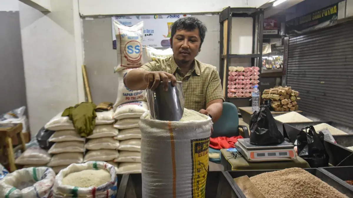 Wali Kota Bandung Pastikan Stok Beras Medium Aman, Pantau Langsung Distribusi di Pasar dan Retail