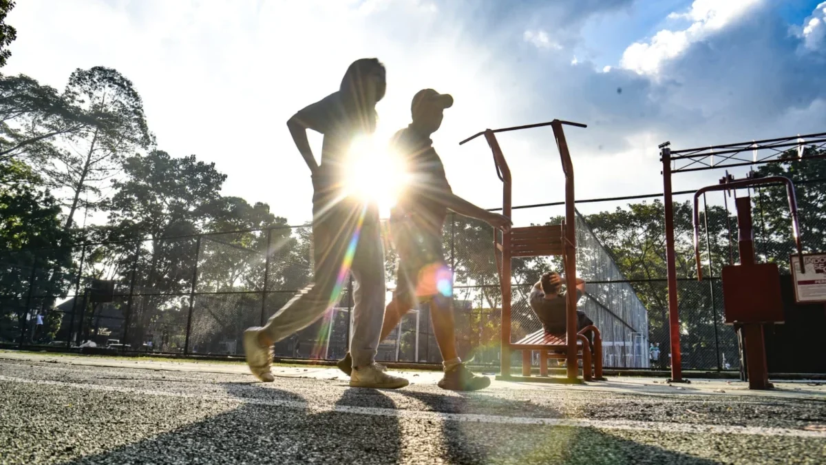 Mengunjungi Taman Supratman Usai Perbaikan Warga berolahraga di Taman Supratman, Kota Bandung, Rabu (9/7). Foto: Dimas Rachmatsyah / Jabar Ekspres