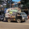 Mobil bak terbuka mengangkut barang berlebih (ODOL) melintas di Jalan Suci, Kota Bandung, Rabu (9/7). Foto: Dimas Rachmatsyah / Jabar Ekspres