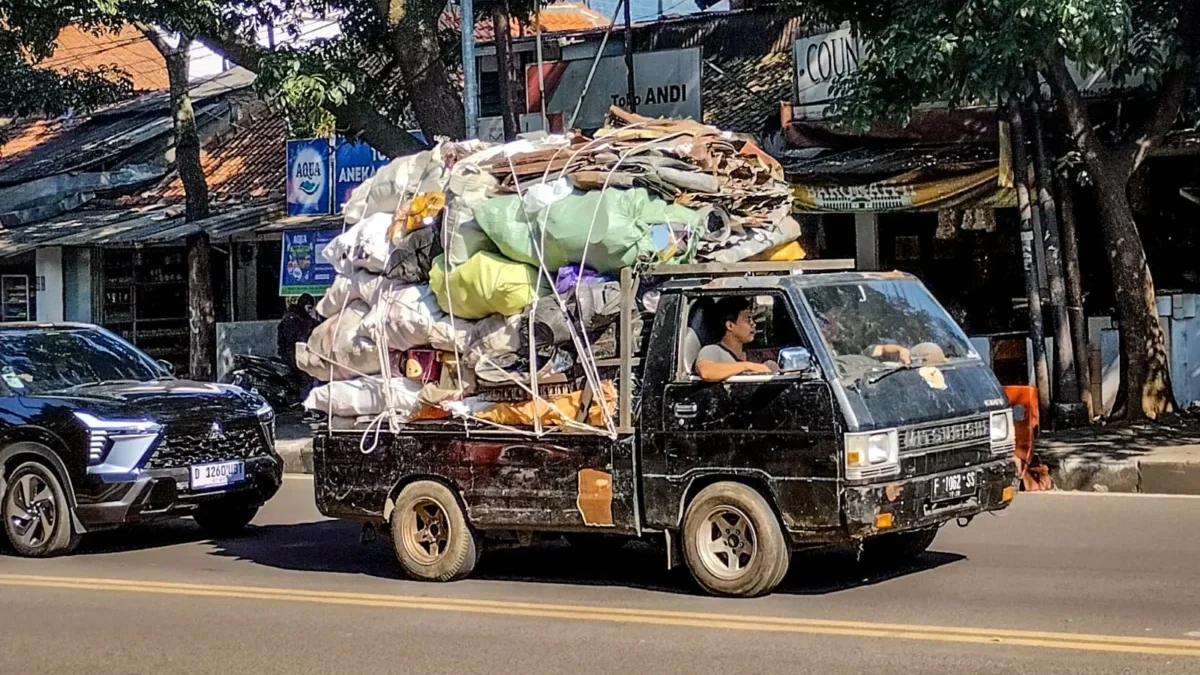 Sistemnya Tertinggal dari Korea dan Jepang! Pemerintah Indonesia Dinilai Tak Mampu Atasi Truk ODOL, Hanya Hamburkan Uang? Mobil bak terbuka mengangkut barang berlebih (ODOL) melintas di Jalan Suci, Kota Bandung, Rabu (9/7). Foto: Dimas Rachmatsyah / Jabar Ekspres