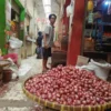 Pedagang di Pasar Banjar menjajakan bawang merah jualannya di salah satu ruko di dalam pasar. Pemkot Banjar mengajak seluruh ASN untuk belanja ke pasar tradisional ini minimal satu minggu sekali. (Cecep Herdi/Jabar Ekspres)