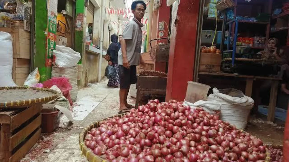 Wajib Belanja! Pemkot Banjar Gerakkan ASN Dongkrak Pasar Tradisional Pedagang di Pasar Banjar menjajakan bawang merah jualannya di salah satu ruko di dalam pasar. Pemkot Banjar mengajak seluruh ASN untuk belanja ke pasar tradisional ini minimal satu minggu sekali. (Cecep Herdi/Jabar Ekspres)
