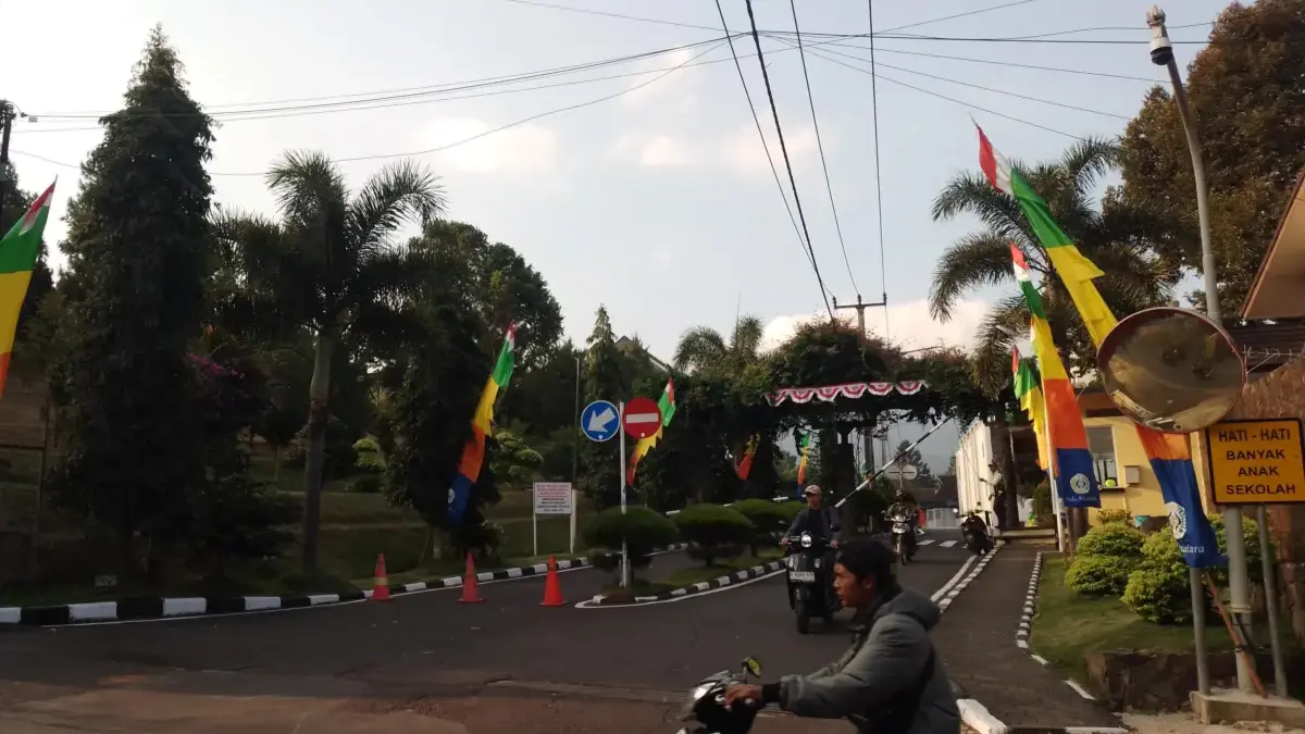 Gerbang menuju SMA Terpadu Krida Nusantara (SMAT KN), yang berlokasi di wilayah Desa Cipadung, Kecamatan Cibir