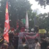 Ratusan pengemudi ojek online (ojol) dari Unit Reaksi Cepat (URC) Bergerak menggelar aksi unjuk rasa di kawasan Patung Kuda, Monas, Jakarta, pada Kamis (17/7/2025).