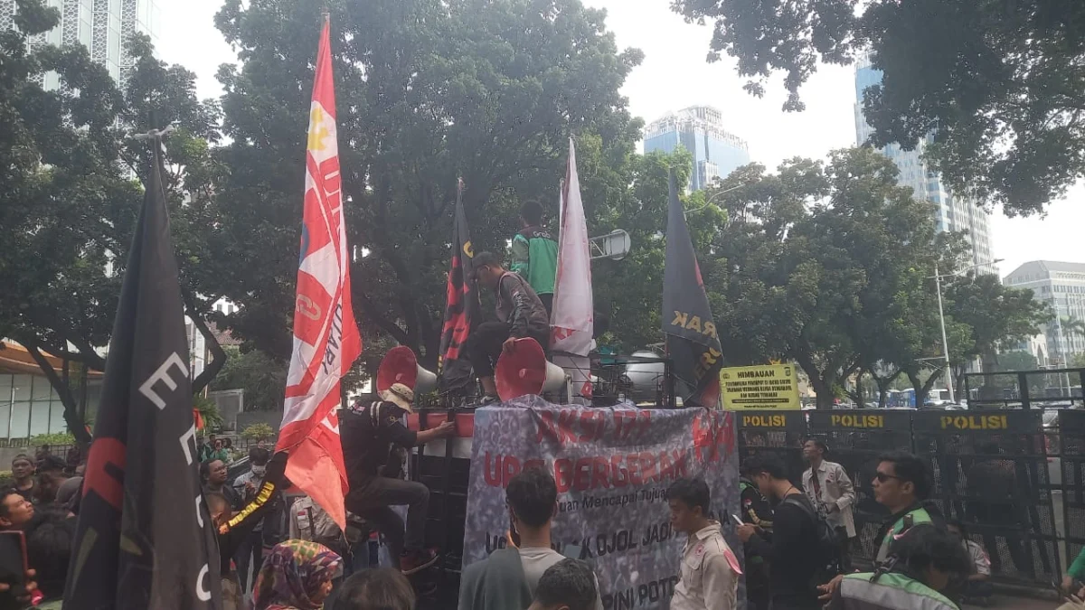 Ratusan pengemudi ojek online (ojol) dari Unit Reaksi Cepat (URC) Bergerak menggelar aksi unjuk rasa di kawasan Patung Kuda, Monas, Jakarta, pada Kamis (17/7/2025).