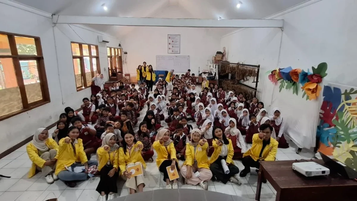 Mahasiswa Universitas Bhakti Kencana Kelompok 2 Melaksanakan Pengabdian Masyarakat di SDN 027 Cicadas, Bandung (24/6/2025).