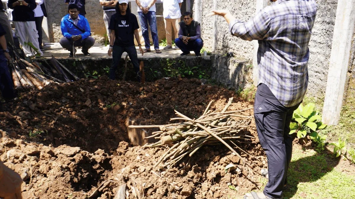 Warga Desa Padasuka, Sumedang, antusias mengikuti workshop pengelolaan sampah organik dengan sistem banana circle pada Sabtu (19/7).