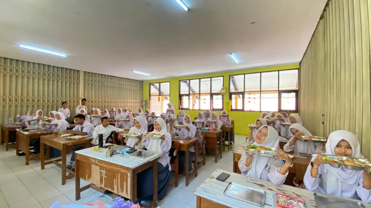 Antusiasme Siswa Siswi SMKN 3 Kota Cimahi saat Mendapatkan Program Makanan Bergizi Gratis (MBG) untuk Pertama