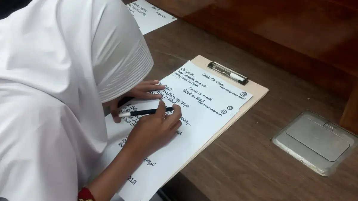 Sejumlah siswa saat fokus mengerjakan aksara Sunda yang dilombakan oleh Disbudparpora kota Cimahi (mong)