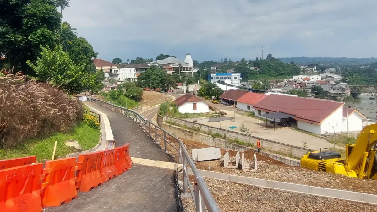 Akses sementara kendaraan roda dua di Jalan Saleh Danasasmita, Batutulis, Bogor Selatan, terpantau telah rampu