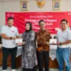 Vice President Area Network Operations Jabotabek Jabar Telkomsel, Iswandi saat menggelar aksi sosial.