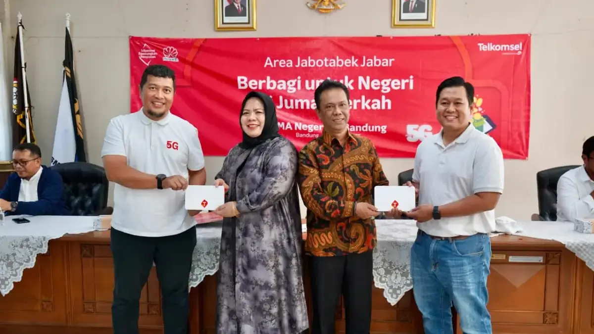 Telkomsel Area Jabotabek Jabar Gelar Aksi Sosial Bertajuk 'JAWARA Berbagi untuk Negeri di Jumat Berkah' Vice President Area Network Operations Jabotabek Jabar Telkomsel, Iswandi saat menggelar aksi sosial.