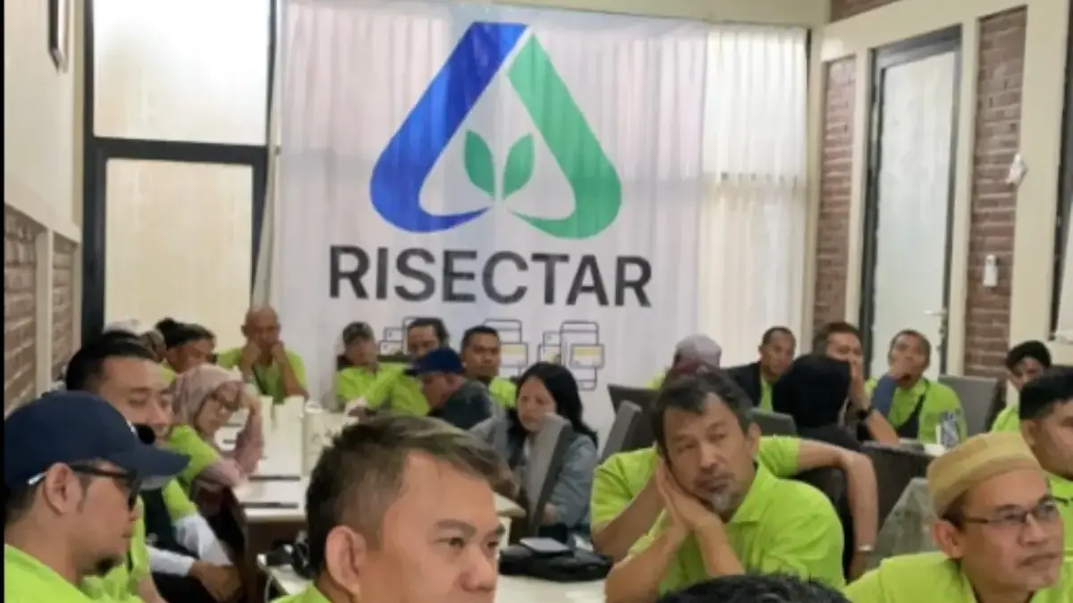 4 Bukti Nyata Aplikasi Risetcar Penipuan Para member Apliksi Risetcar saat mengadakan pertemuan.