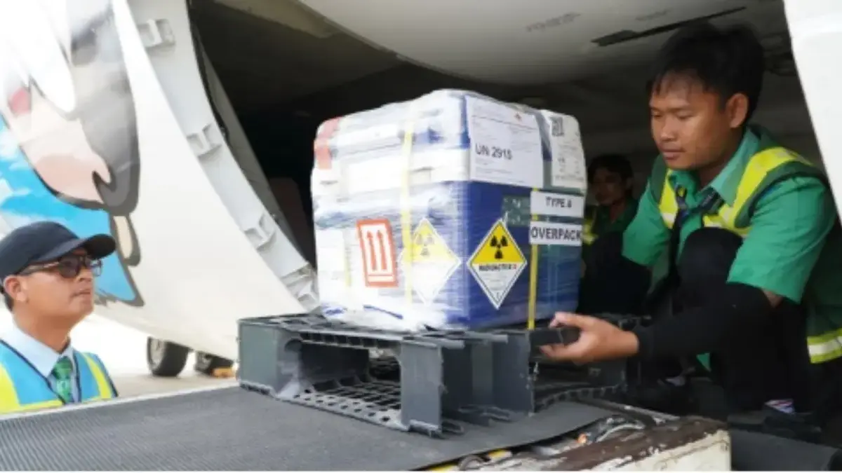 Kolaborasi Bio Farma dan Garuda Indonesia: Perkuat Ketahanan Kesehatan Nasional pengiriman perdana produk radiofarmaka Fludeoxyglucose-18F bermerek dagang FloDeg ke RSUP Surabaya pada Selas
