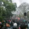 Dok. Ribuan masa aksi solidaritas di bandung terlihat terus merangsek masuk ke Area depan Gedung DPRD Jabar. J