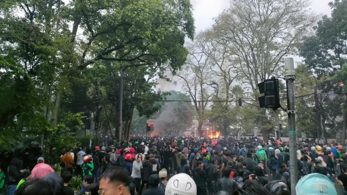 Dok. Ribuan masa aksi solidaritas di bandung terlihat terus merangsek masuk ke Area depan Gedung DPRD Jabar. J