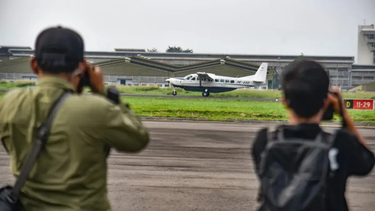 Dorong Bandara Husein Beroperasi Kembali, Farhan: akan Membuka Akses Perdagangan Pesawat lepas landas di Bandara Husein Sastranegara berapa waktu lalu. Foto: Dimas Rachmatsyah / Jabar Ekspres