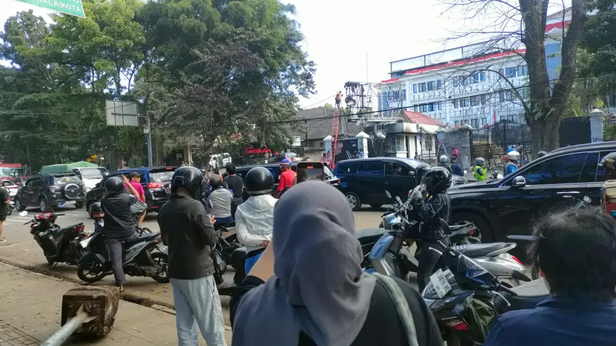 Dok. Jadi tontonan, masyarakat padati Gedung DPRD Jabar pasca Kerusuhan Jum\'at (28/8). Sabtu (30/8). Foto. San