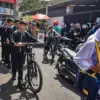 Tanggapi Penambahan Rombel Jadi 50 Siswa Per Kelas, Pengamat Pendidikan UPI: Ini Kebijakan Darurat Ilustrasi: Pelajar SMP berjalan pulang dari sekolah. Foto: Dimas Rachmatsyah / Jabar Ekspres