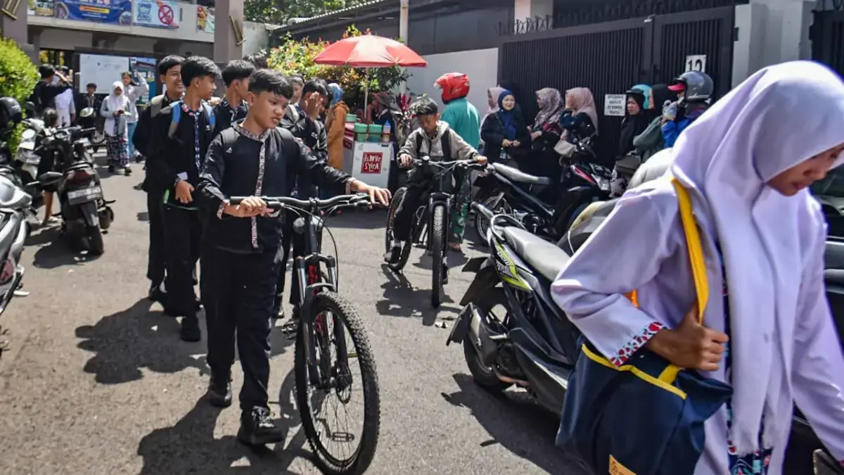 Tanggapi Penambahan Rombel Jadi 50 Siswa Per Kelas, Pengamat Pendidikan UPI: Ini Kebijakan Darurat Ilustrasi: Pelajar SMP berjalan pulang dari sekolah. Foto: Dimas Rachmatsyah / Jabar Ekspres