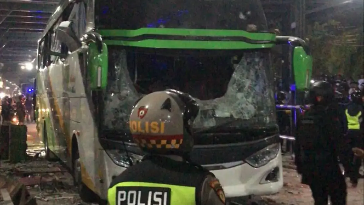 Bobotoh Jadi Korban: Bus Suporter Persib Dikepung dan Dihujani Lemparan Batu di Yogyakarta Bobotoh Jadi Korban: Bus Suporter Persib Dikepung dan Dihujani Lemparan Batu di Yogyakarta