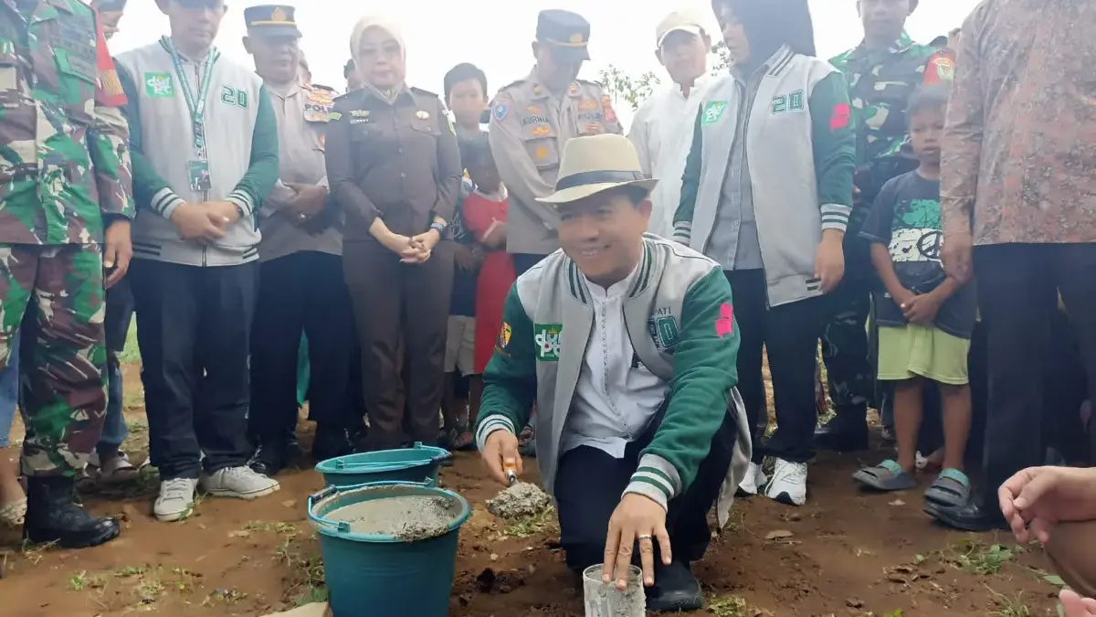 Bupati Bandung, Dr. H.M. Dadang Supriatna atau Kang DS, Saat memulai pembangunan Jembatan Roda Cijeruk di Desa