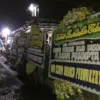 Karangan bunga memenuhi area halaman rumah duka, Mohamad Ilham Pradipta, Kamis malam (21/8/2025). Foto: Sekar