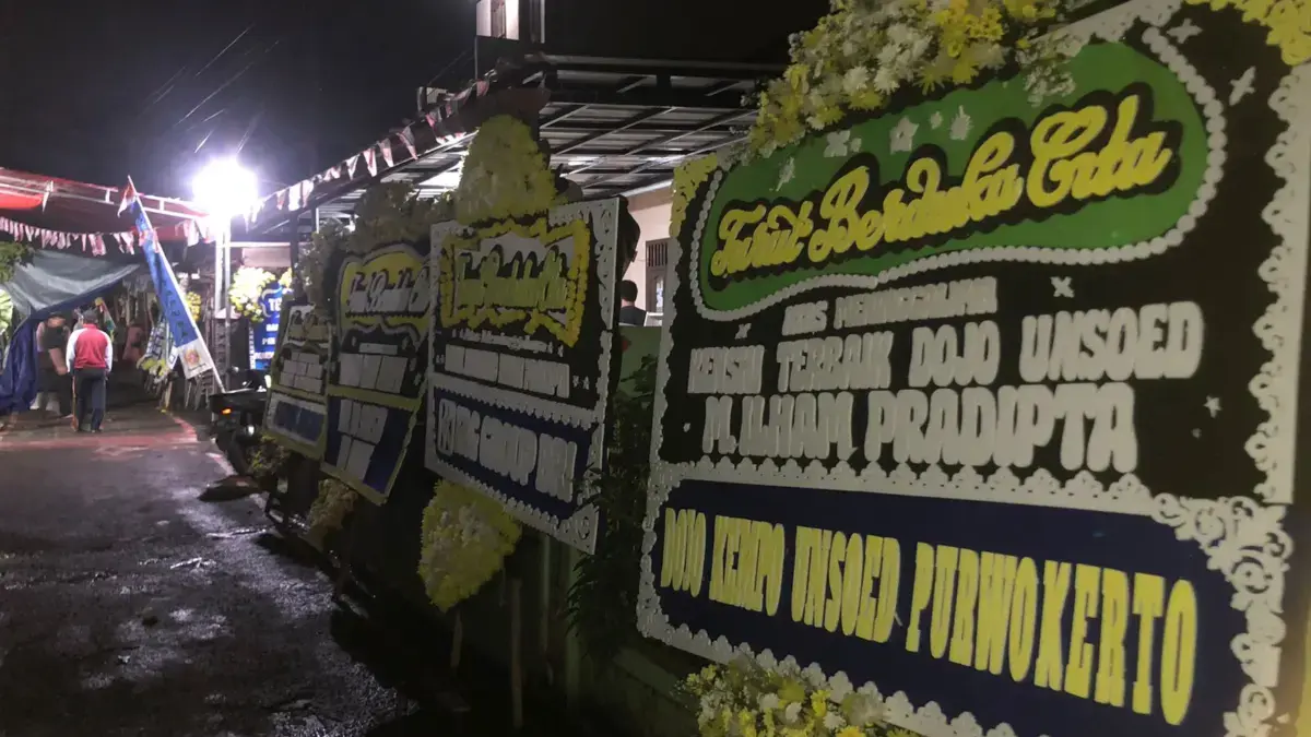 Karangan bunga memenuhi area halaman rumah duka, Mohamad Ilham Pradipta, Kamis malam (21/8/2025). Foto: Sekar