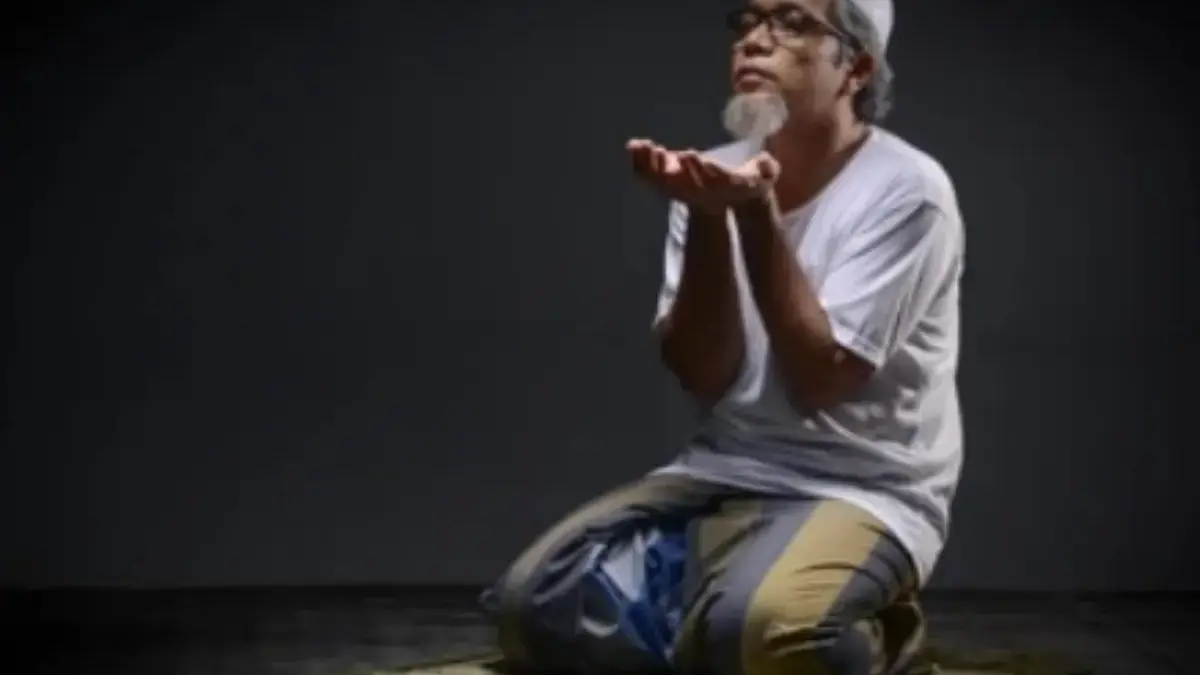 Amalan Malam Jumat Agar Rezeki Melimpah Ruah ILUSTRASI melakukan amalan malam jumat untuk membuka pintu rezeki yang berlimpah (freepik)