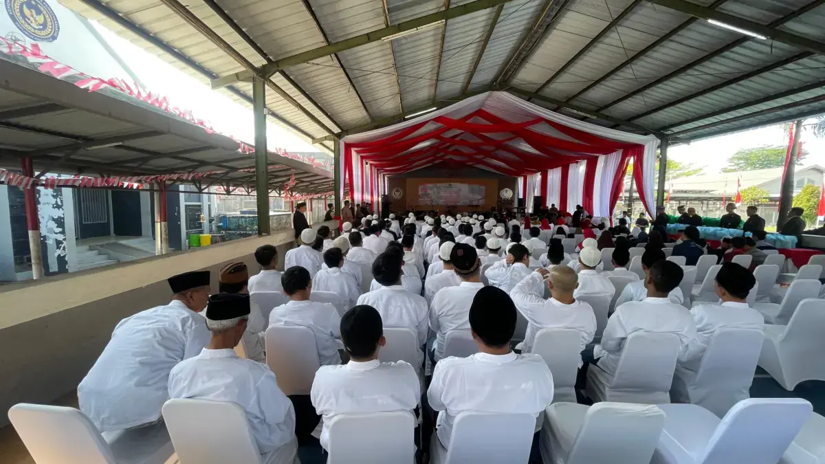 HUT ke-80 RI Ratusan Warga Binaan Lapas Kelas 2A Narkotika Bandung Dapat Remisi, 28 Orang Bebas HUT ke-80 RI, Ratusan Warga Binaan Lapas Kelas 2A Narkotika Bandung Dapat Remisi, 28 Langsung Bebas. Foto Agi