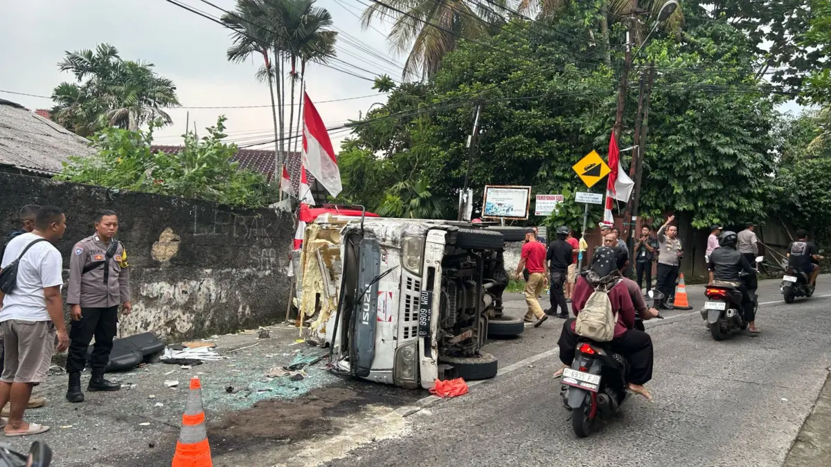Kecelakaan dua truk di Jalan Ence Sumarna Direja, Kecamatan Bogor Selatan, Kota Bogor pada Rabu (6/8/2025) sek