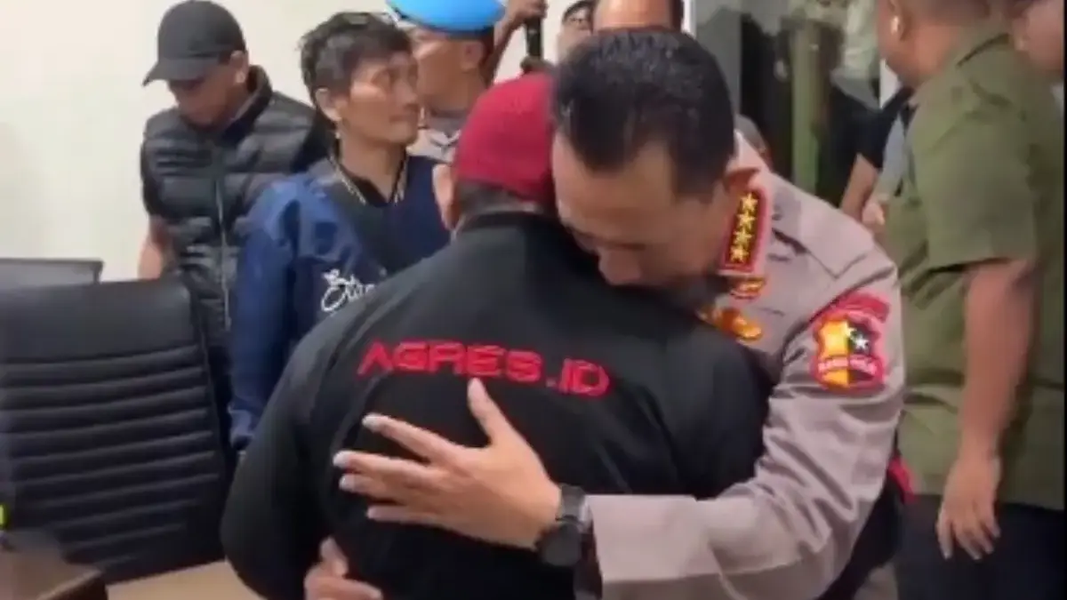 Pelukan Kapolri pada salah satu keluarga Affan Kurniawan Driver ojol yang dilindas rantis Brimob.river