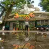 Petugas kepolisian berjaga di gerbang masuk Kebun Bintang Bandung yang ditutup di Jalan Kebun Binatang, Kota B