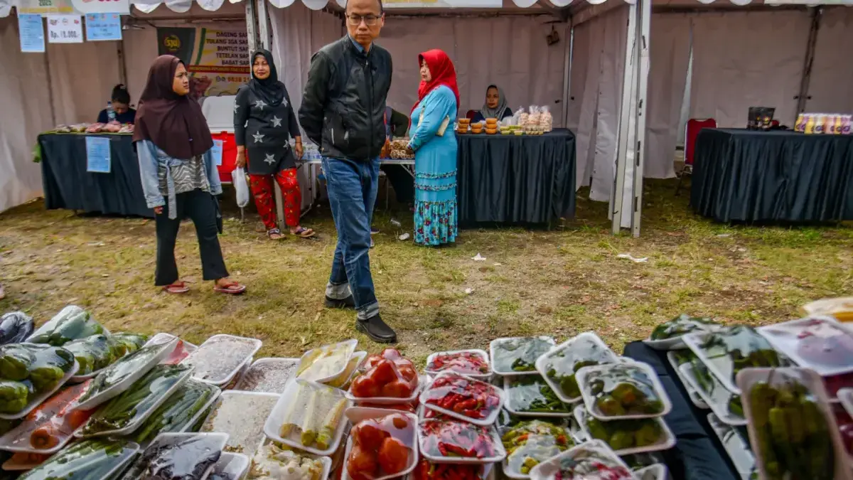 Warga membeli kebutuhan pokok saat berlangsung bazar pangan murah di Kota Bandung, belum lama ini. Foto: Dimas