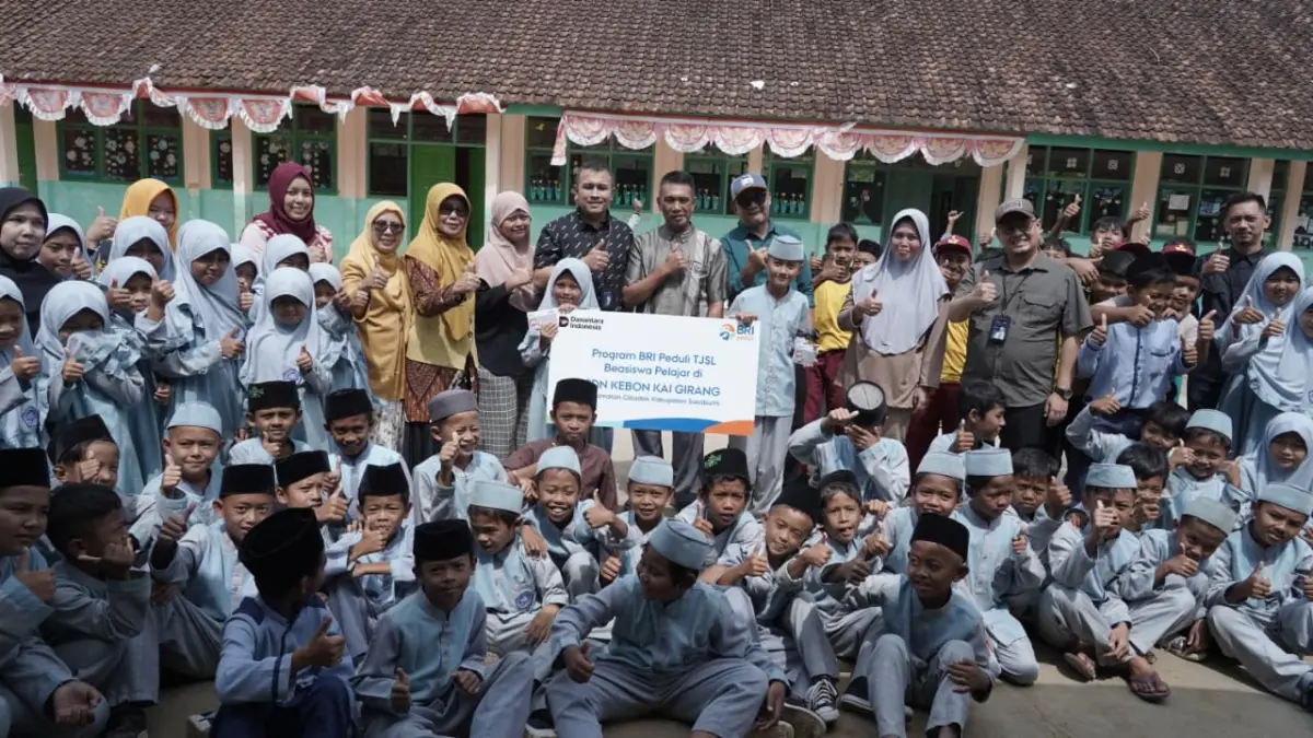 Penyaluran Program Beasiswa Pelajar Nasional 2025 dari BRI untuk siswa-siswi SDN Kebon Kai Girang, Sukabumi. (