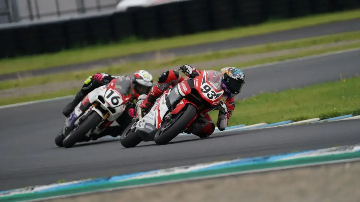 Kekuatan Penuh, Astra Honda Siap Tampil Kompetitif di ARRC Mandalika Aksi Pebalap Astra Honda Racing Team (AHRT) pada putaran keempat Asia Road Racing Championship (ARRC) 2025 .