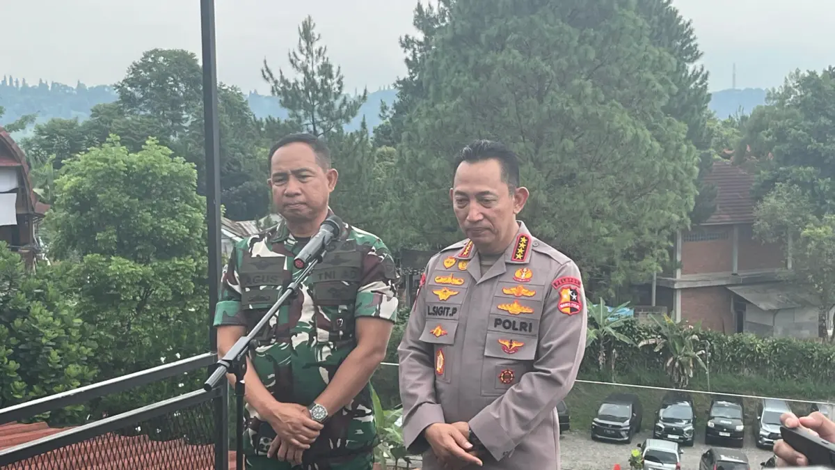 Dari kiri Panglima TNI Jenderal Agus Subiyanto bersama Kapolri Jenderal Listyo Sigit Prabowo saat memberikan k