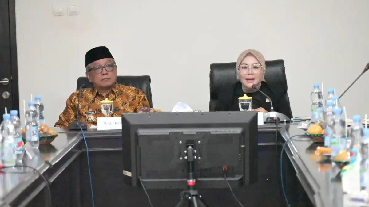Anggota Dewan Perwakilan Daerah (DPD) RI asal Jawa Barat, Aanya Rina Casmayanti (kanan) bersama Wali Kota Banj