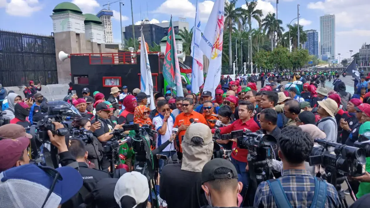 Ketegangan Buruh-Pengusaha Mengemuka, Tuntut Kenaikan Upah 10 Persen Ketegangan Buruh-Pengusaha Mengemuka, Tuntut Kenaikan Upah 10 Persen