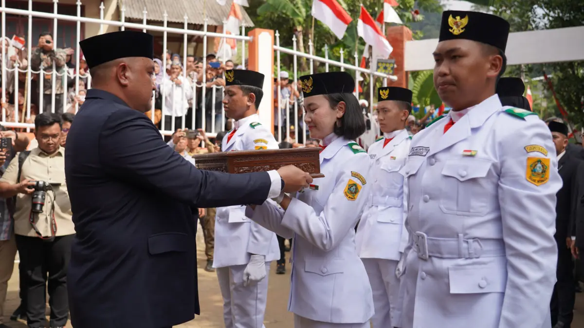 Bupati Bogor Jemput Bendera Pusaka Merah Putih di Pendopo Malasari, Siap Dikibarkan di HUT ke-80 RI Bupati Bogor Jemput Bendera Pusaka Merah Putih di Pendopo Malasari, Siap Dikibarkan di HUT RI ke-80