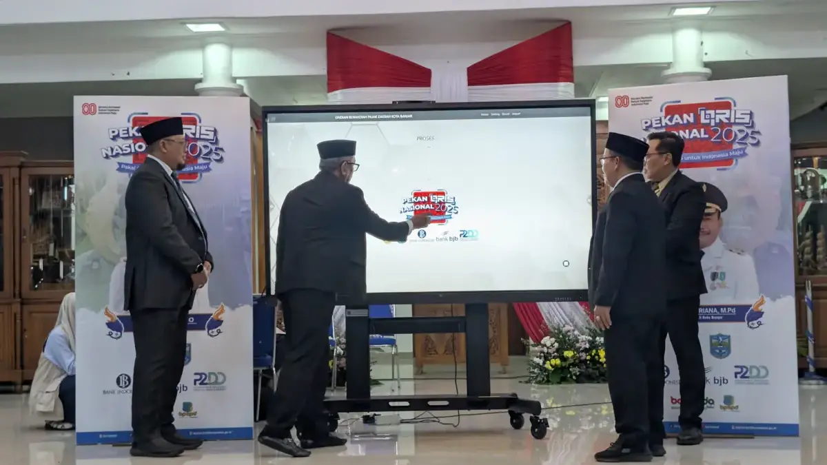 Warga Banjar Bayar PBB via QRIS, Bisa Ikut Undian Hadiah Menarik! Wali Kota Banjar Ir H Sudarsono saat menekan tombol undian utama di Pendopo Kota Banjar baru-baru ini. (Cecep