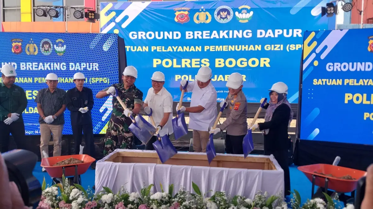 Pemkab Bogor dengan jajaran bersama Kodim 0621, dan Polres Bogor saat melakukan groundbreaking dapur SPPG di S