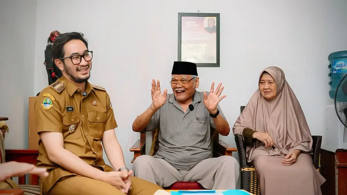 Jeje Ritchie Pastikan Lagu Karatagan Bandung Barat Segera Punya HAKI Bupati Bandung Barat Jeje Ritchie Ismail didampingi Wakilnya Asep Ismail saat mengunjungi rumah Ase Rukmantara