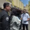 Kasat Reskrim Polresta Bogor Kota Kompol Ali Riznaldy Nugroho, didampingi Kasi Humas Ipda Eko Agus saat menyer